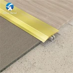 Trimmen Sie den Teppich bis zur Fliese